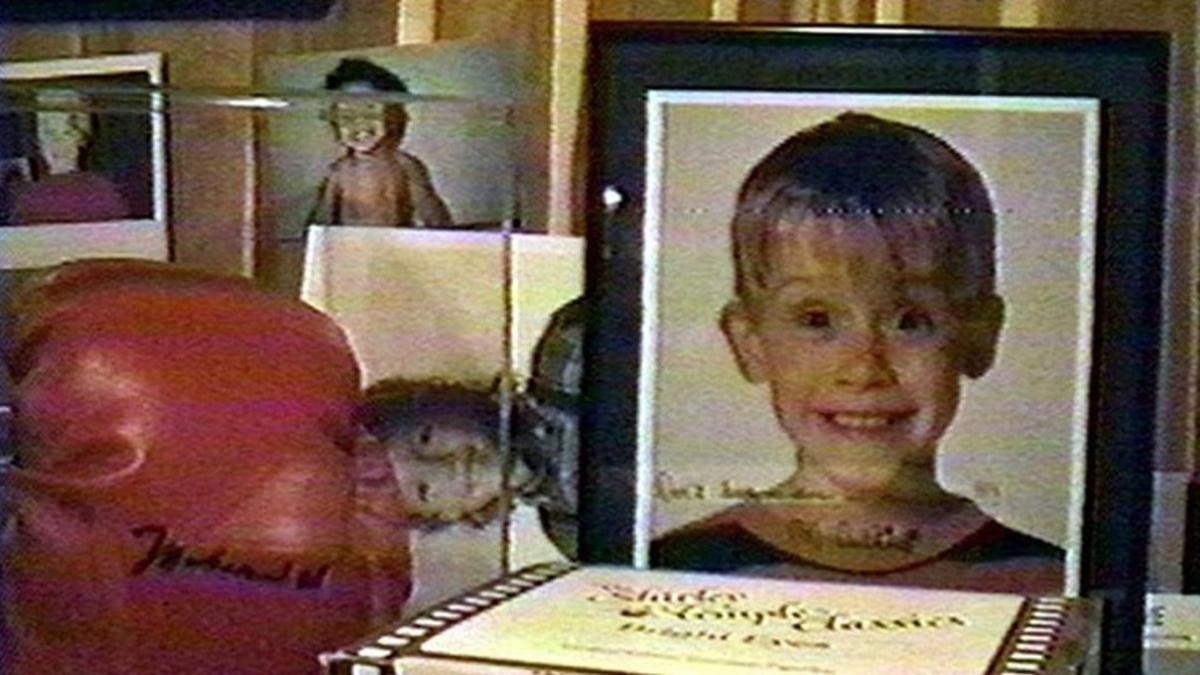 Una imagen del vídeo donde se descubre el armario secreto de Michael Jackson en el que escondía fotos de Macaulay Culkin y de pornografía infantil.