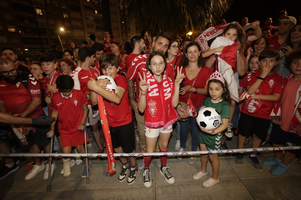 La Circular se llena para celebrar el ascenso del Real Murcia