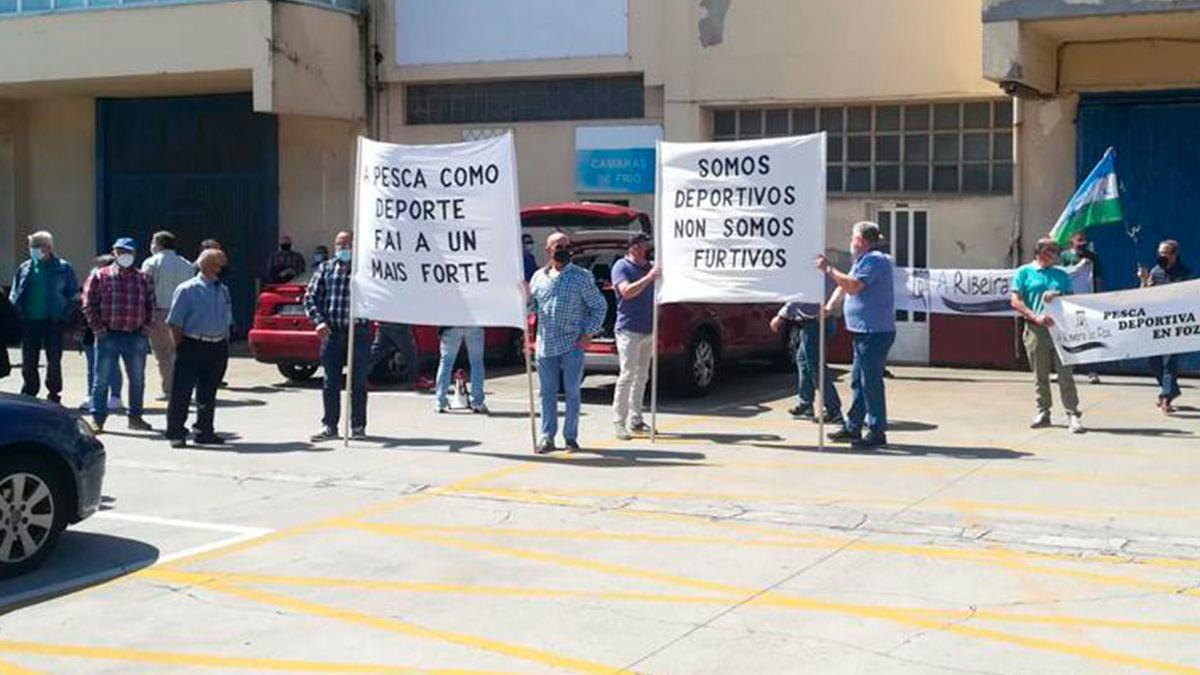 Protesta de pescadores recreativos en Burela.