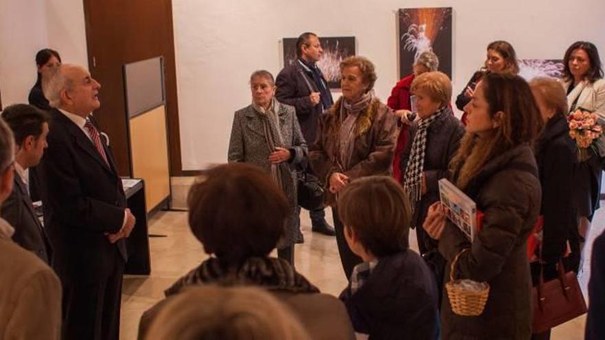 El presidente de la Sociedad de la Venida de la Virgen muestra la exposición de la Lonja Medieval.