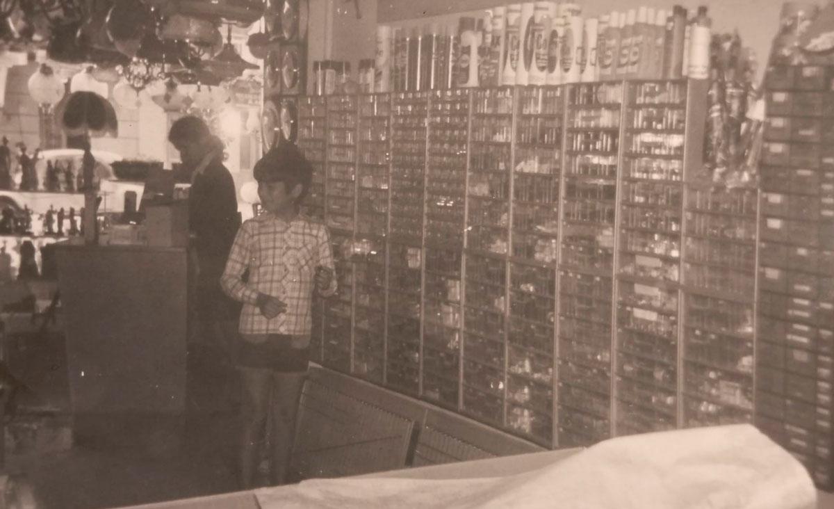 Dos familiares en la tienda Carbón Radio, en los años 70.