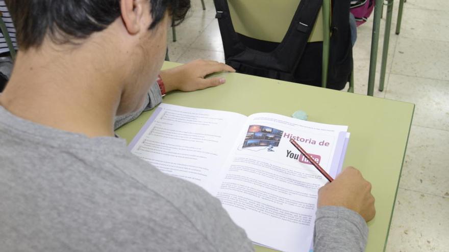 Un alumno del IES Miguel de Espinosa de Murcia realizando la prueba