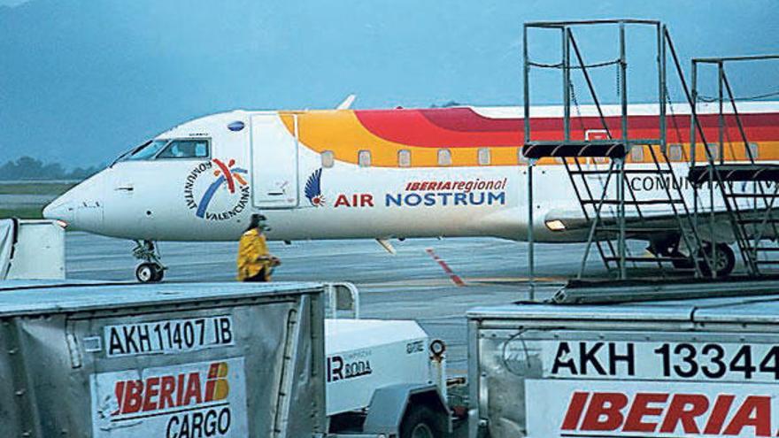 Contendores de mercancías de Iberia en el aeropuerto de Peinador.