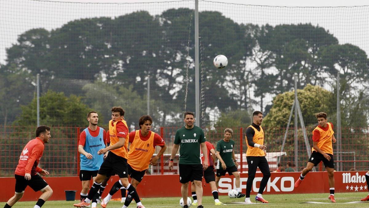 Larcamón, en el centro, durante el entrenamiento en Mareo.
