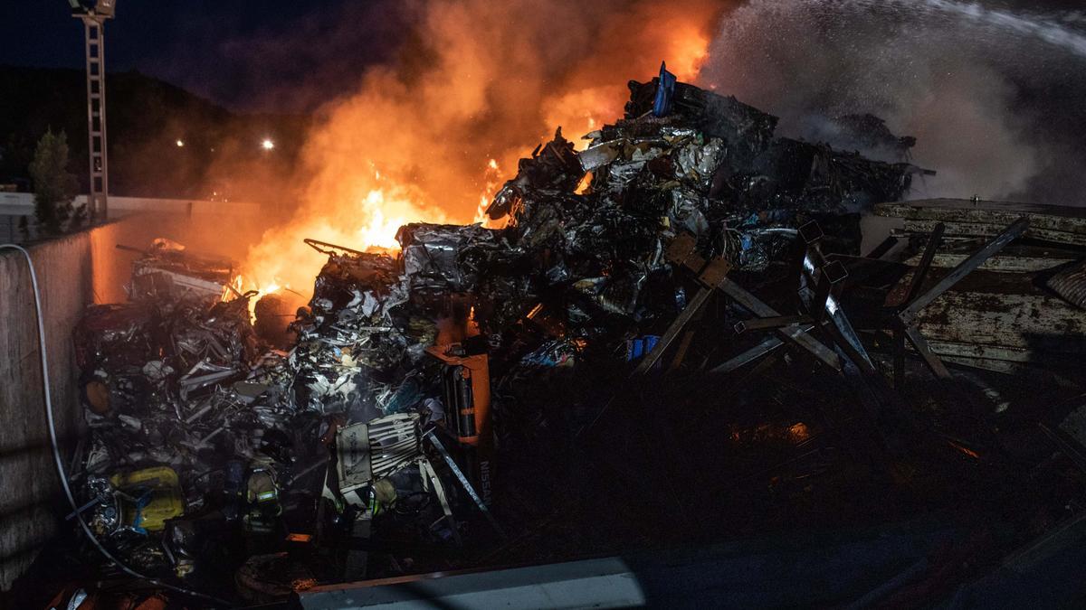 Declarado un fuego en el desguace de Ca Na Negreta