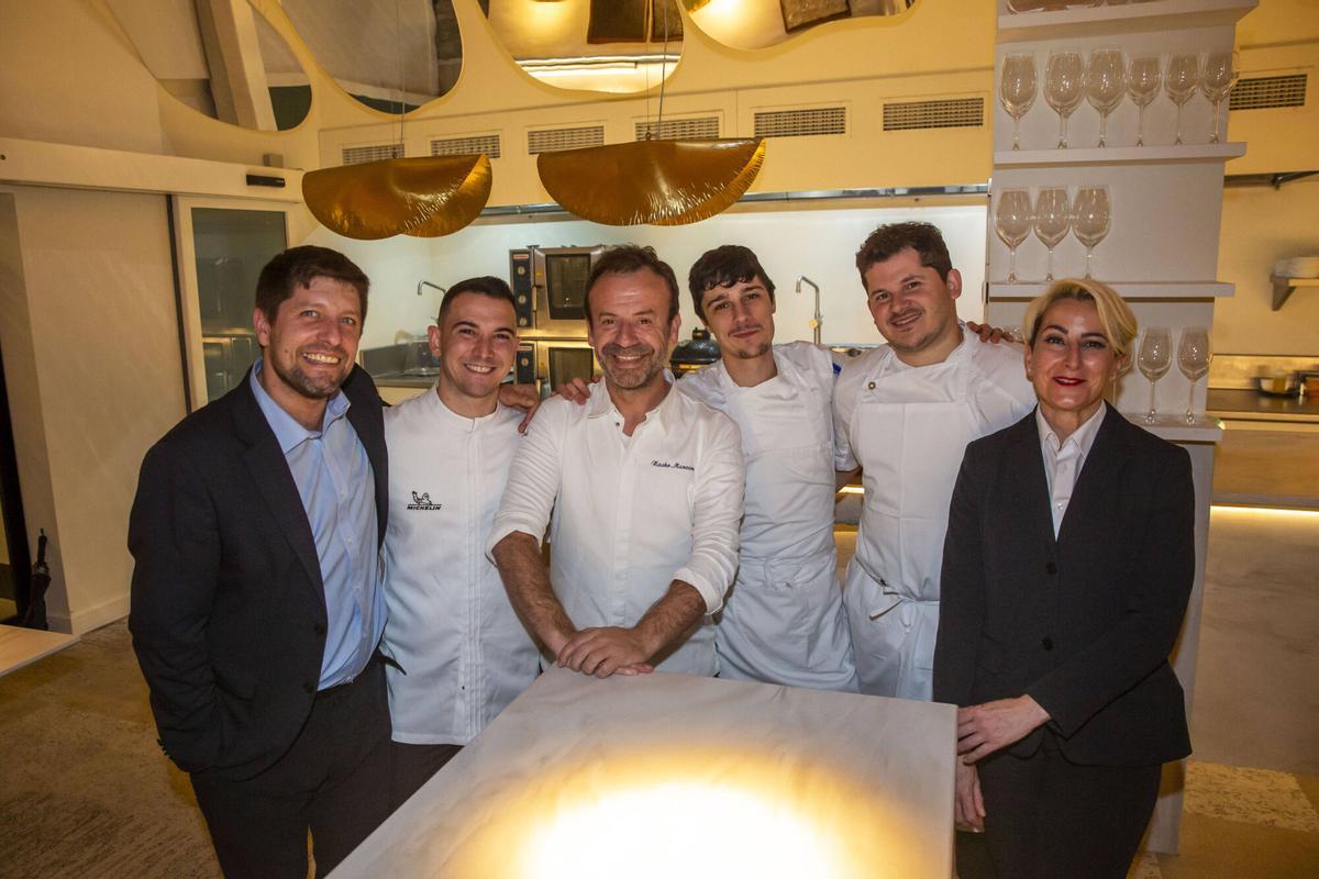 Nacho Manzano posa con su equipo en el restaurante NM cuando consiguieron la estrellla Michelin.