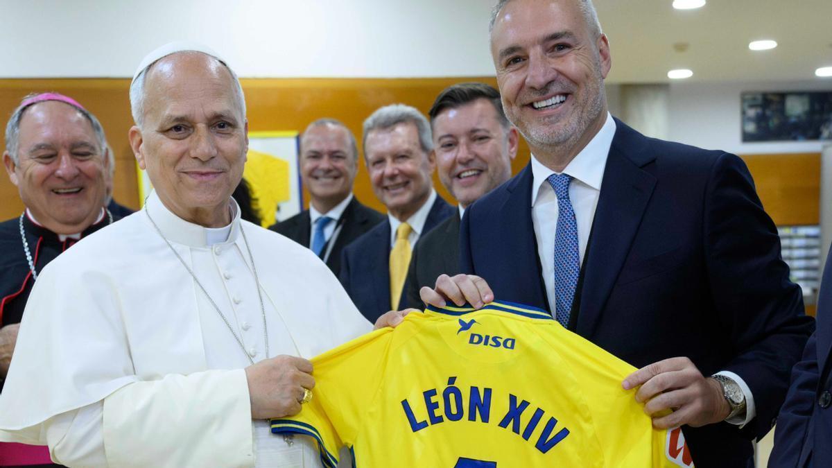 León XIV y Miguel Ángel Ramírez posando con una camiseta de la UD Las Palmas.