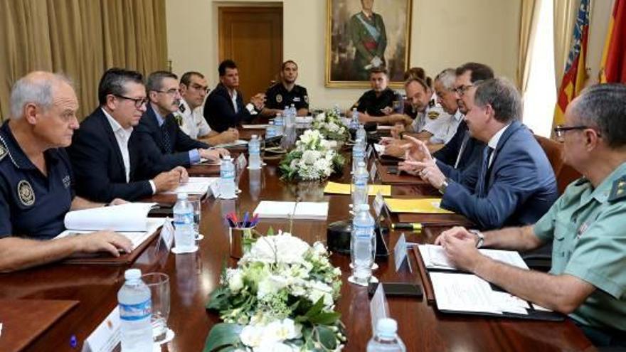 Un momento de la Junta Local de Seguridad celebrada ayer en Alicante.