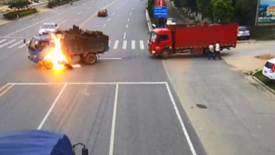 Impresionante choque de un motorista contra un camión en China