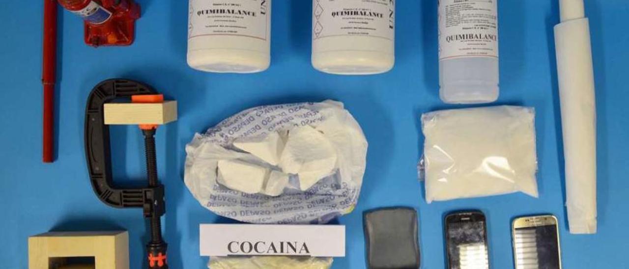 La cocaína, la sustancia de corte y otras pruebas intervenidas por el Grupo de Estupefacientes. // Policía