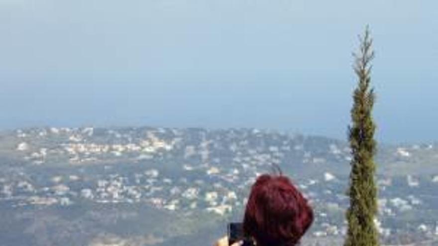 Una mujer observa los efectos del incendio forestal en Xàbia el verano pasado.