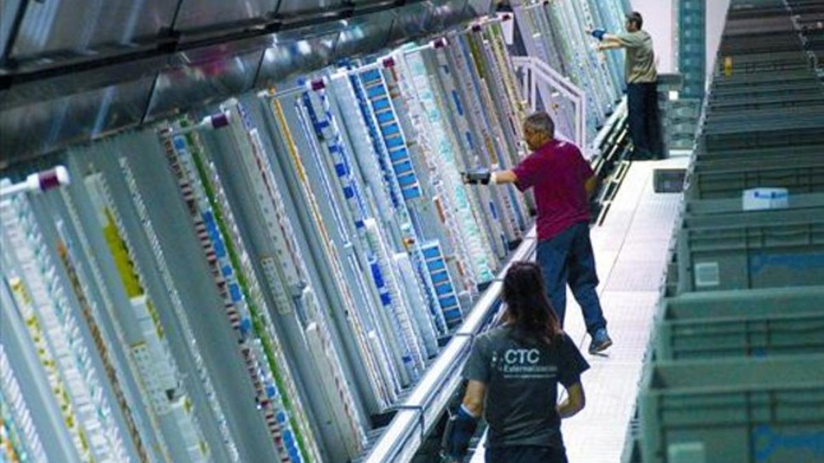 Sala de distribución de medicamentos de la empresa Federación Farmacéutica, la mayor suministradora de Catalunya a las farmacias, ayer.