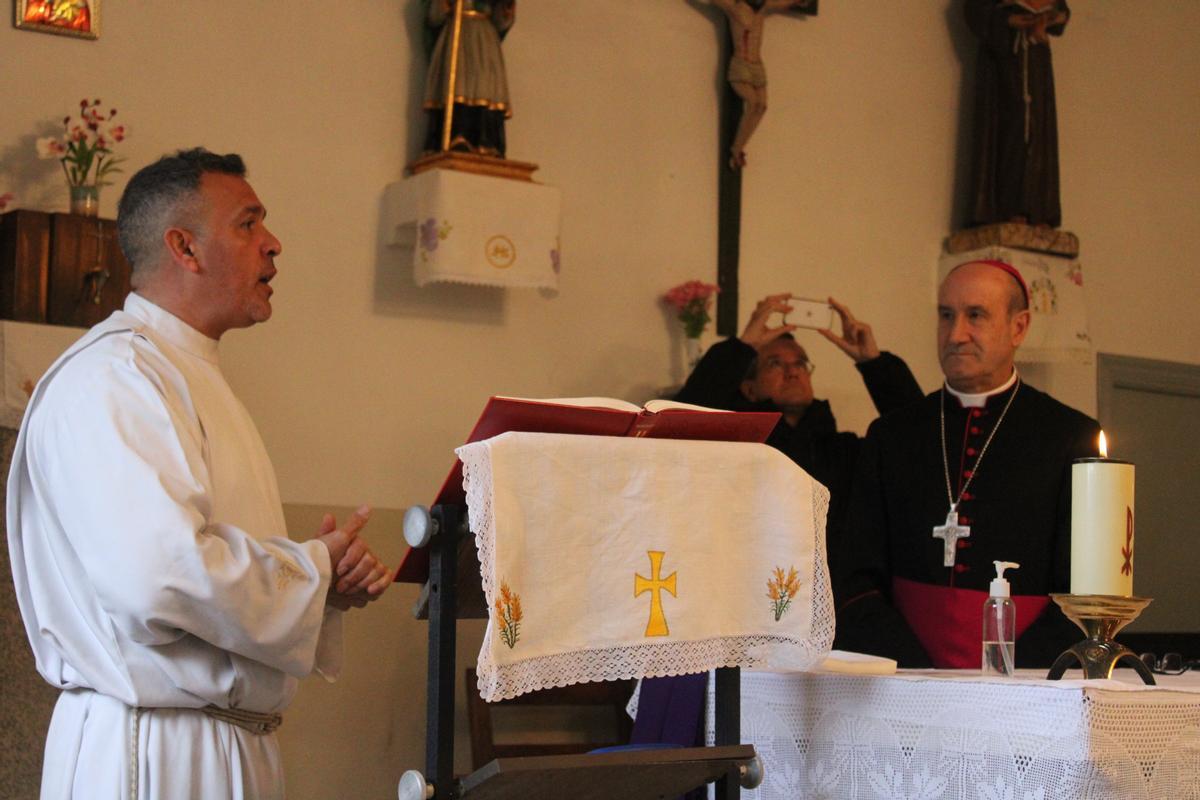 GALERÍA | El obispo visita Villanueva de la Sierra y As Hedradas