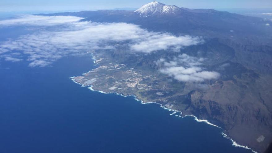 El litoral de la isla baja en Tenerife .