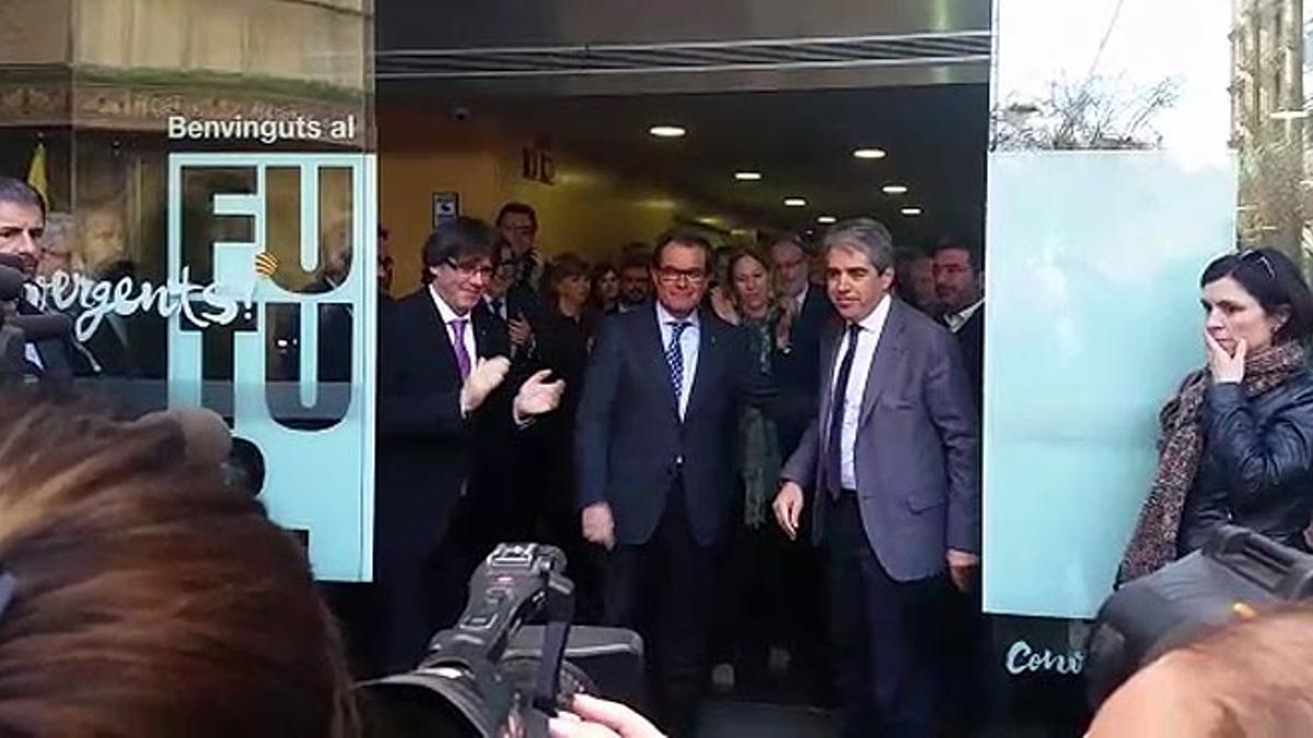 Archivo | Puigdemont, Mas y Homs, en la sede de Convergència, tras declarar por el 9-N.