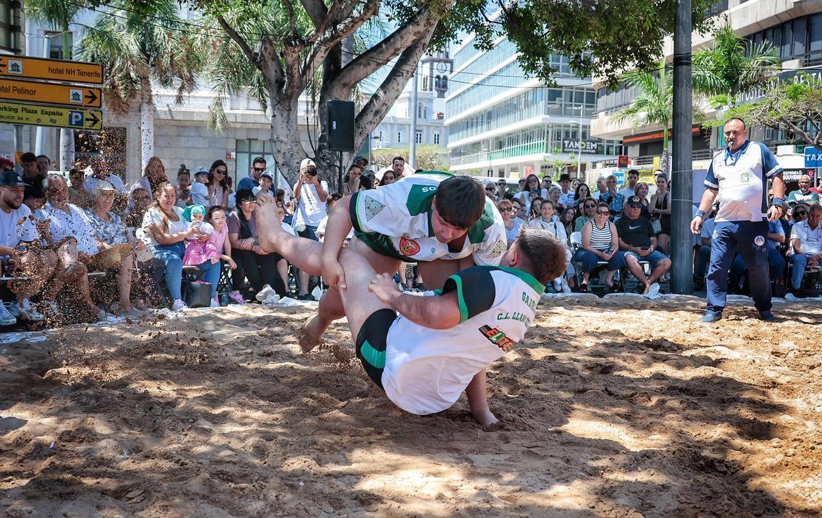 Santa Cruz vive el Día de Canarias por todo lo alto