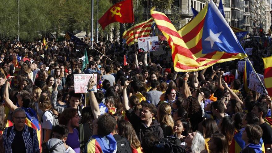 Cientos de estudiantes se manifiestan en Barcelona a favor de la independencia