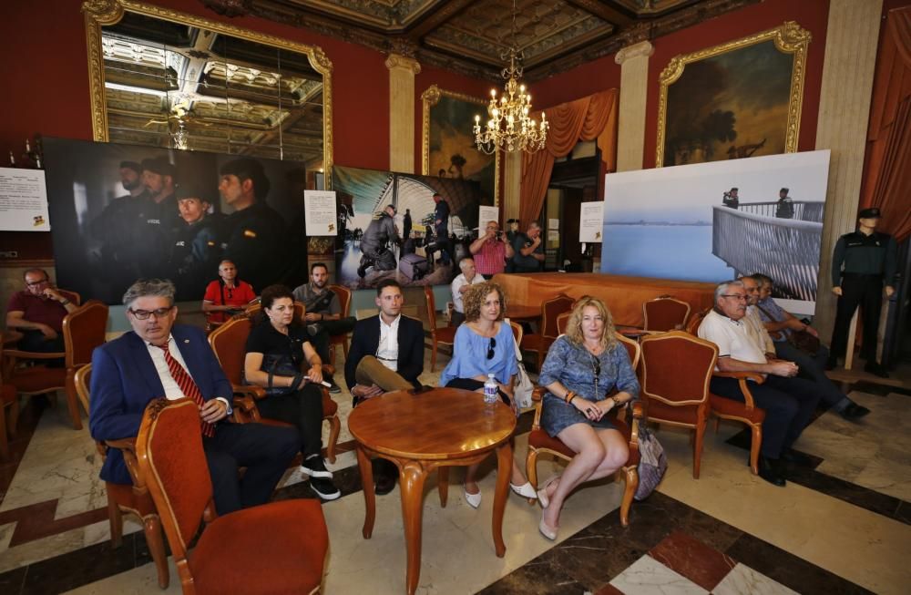 La Sociedad Casino de Torrevieja acoge hasta el lunes una exposición fotográfica de Manuel Lorenzo con motivo del 175 aniversario de la Guardia Civil. La inauguración el martes estuvo precedida por un