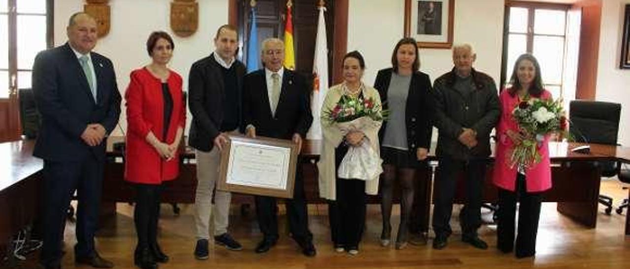 El alcalde, César Álvarez; la concejala de Cultura, Arancha González; Alejandro Murias; Loché; su mujer, María Teresa Álvarez; la alcaldesa en funciones, Alba Álvarez; el edil del PP Manuel Álvarez, y Cristina, hija de Loché, tras la ceremonia celebrada en el Consistorio.