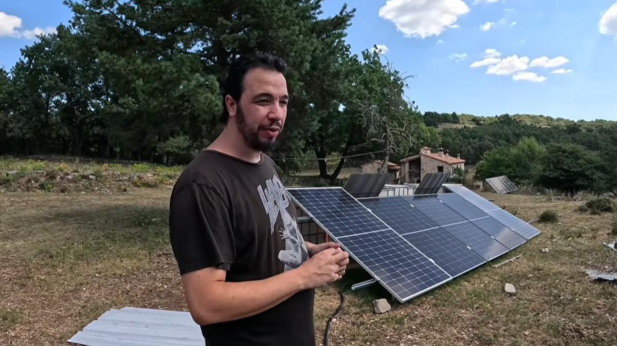 José mostrando las placas solares de su casa.
