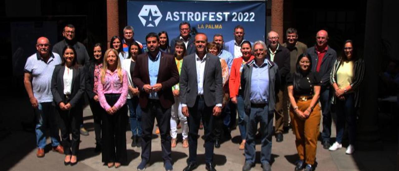 Foto de familia de los participantes en el acto de conmemoración.