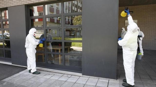 Brigada de trabajadores de la empresa TRAGSA, desinfectando la residencia de ancianos Clara Ferrer en Gijón.