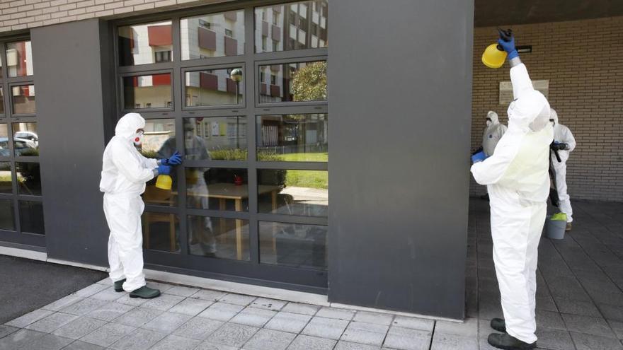 Brigada de trabajadores de la empresa TRAGSA, desinfectando la residencia de ancianos Clara Ferrer en Gijón.