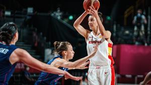 Alba Torrens controla el balón en una acción del partido ante Serbia