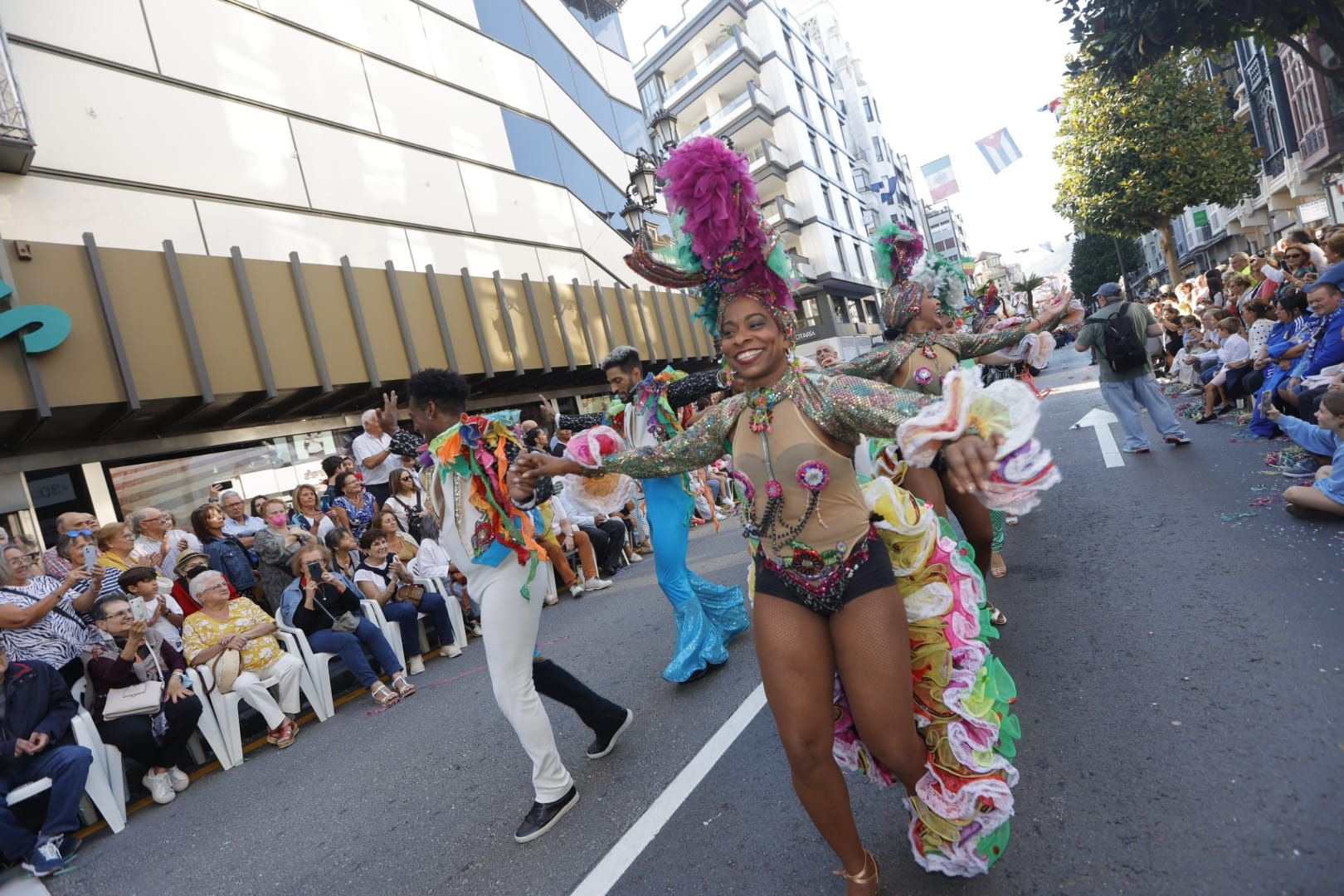 En Imágenes: El Desfile del Día de América llena las calles de Oviedo en una tarde veraniega