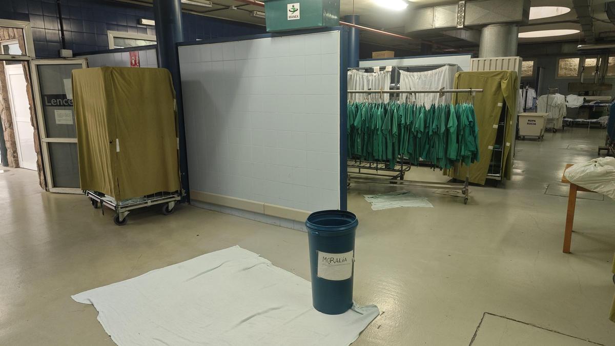 Cubos y sábanas, en lavandería del hospital Virgen del Puerto de Plasencia.