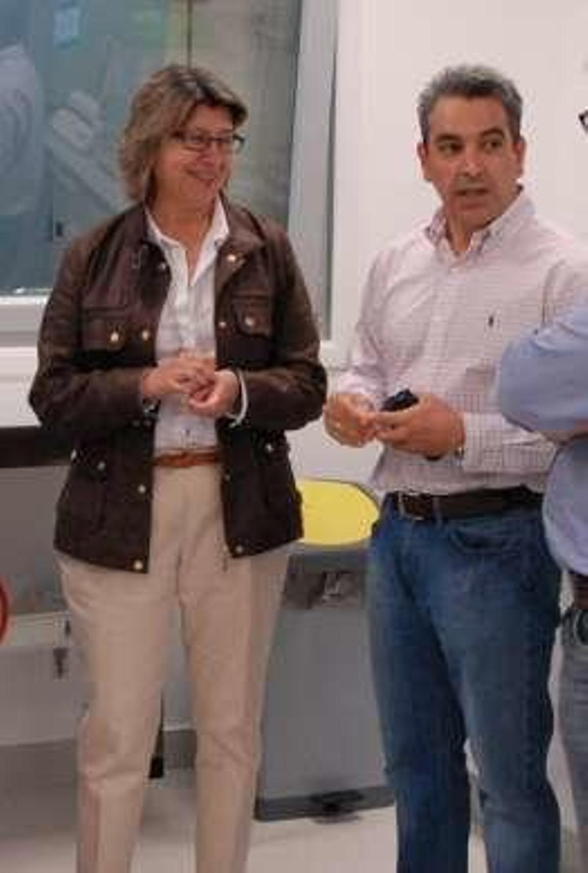 Antonio Lozano junto a la conselleira de Mar en el laboratorio de Asmecruz.