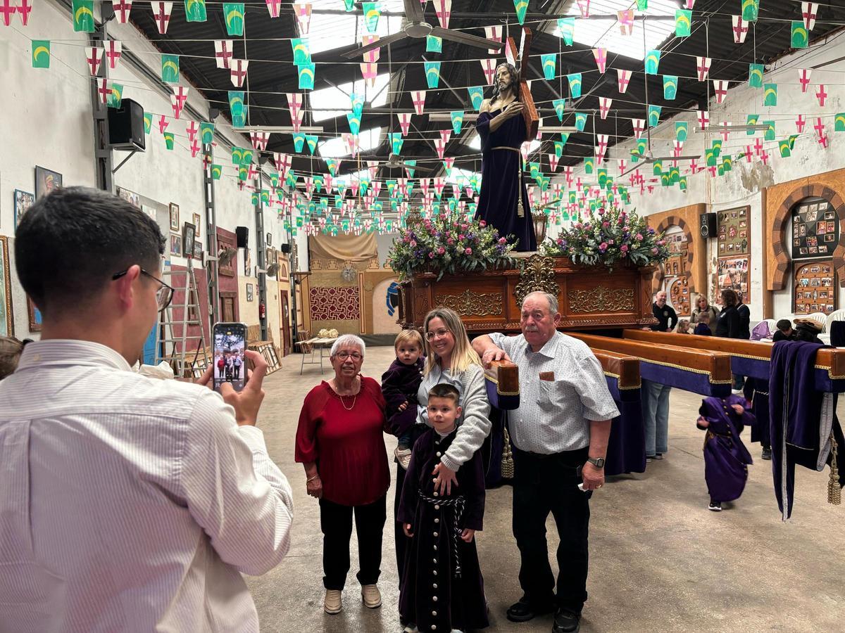 Un instante del tradicional Arreglo de Pasos en la tarde de Miércoles Santo.