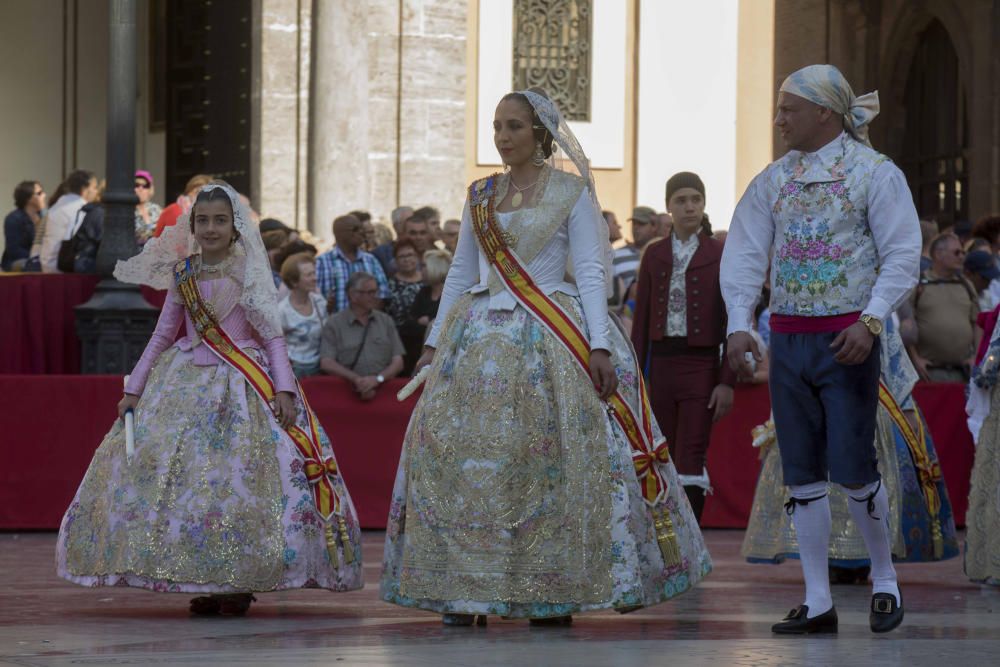 Desfile de las falleras mayores de las diferentes comisiones durante la procesión general de la Mare de Déu dels Desemparats.