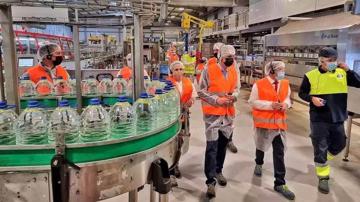 Interior de la planta embotelladora de agua.