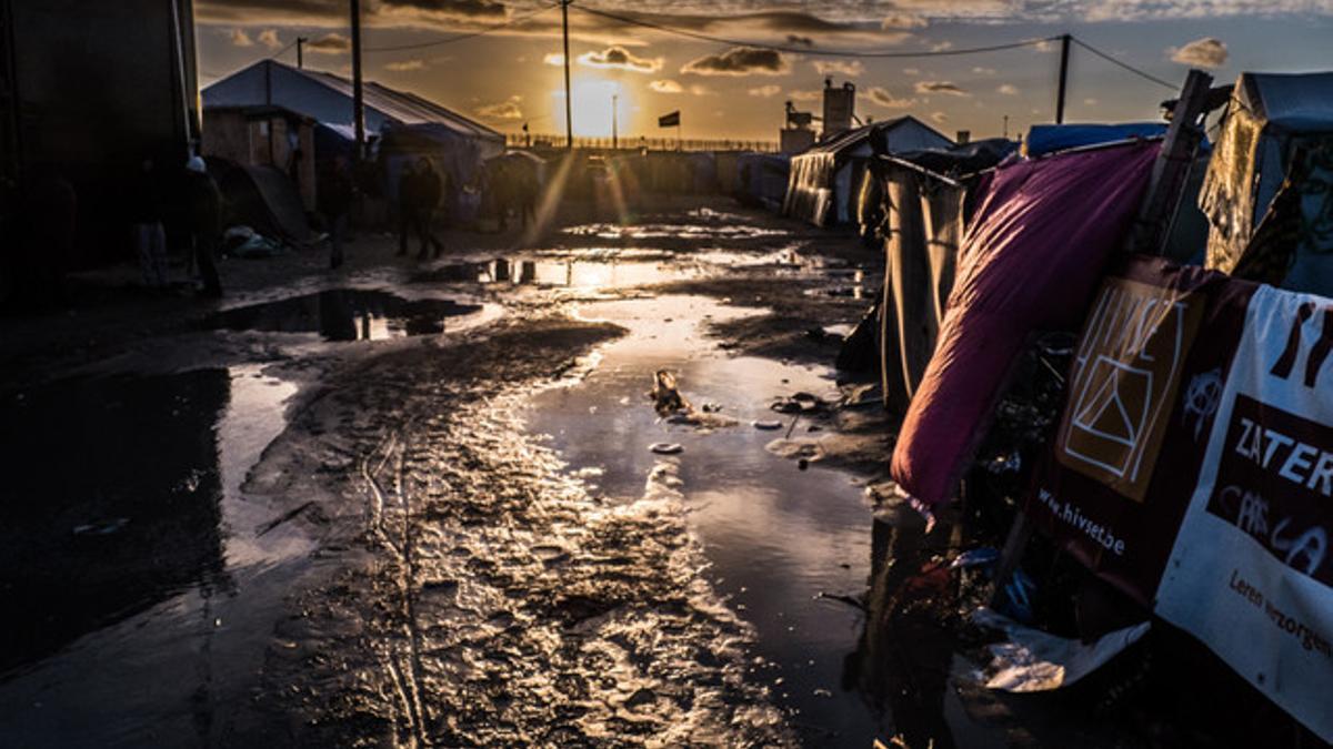 El campo de refugiados de Calais (Francia) anegado y en pésimas condiciones.