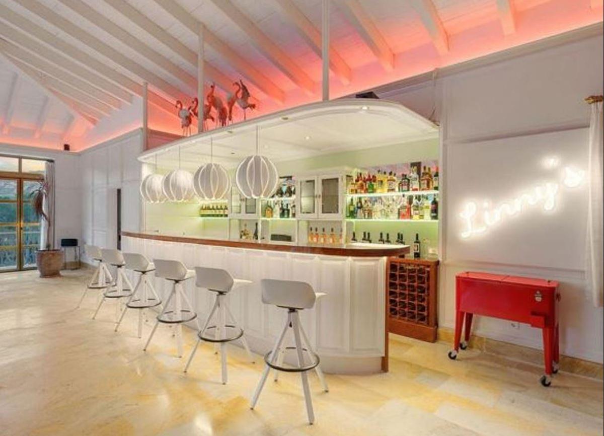 La propiedad dispone de un bar propio bautizado como “Linny’s”