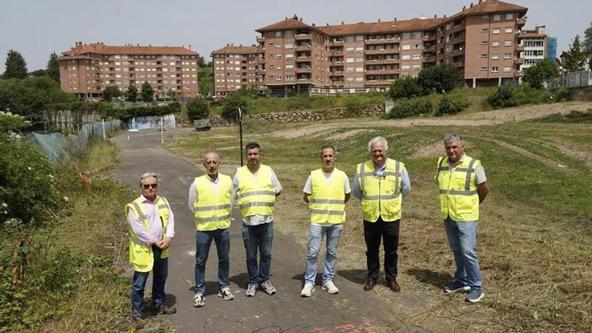 Ángel García, cuarto por la izquierda, con los concejales Javier Rodríguez y Jesús Abad, y los responsables de la constructora Ignacio Pascual, Alfonso Abascal y Alberto Isla.