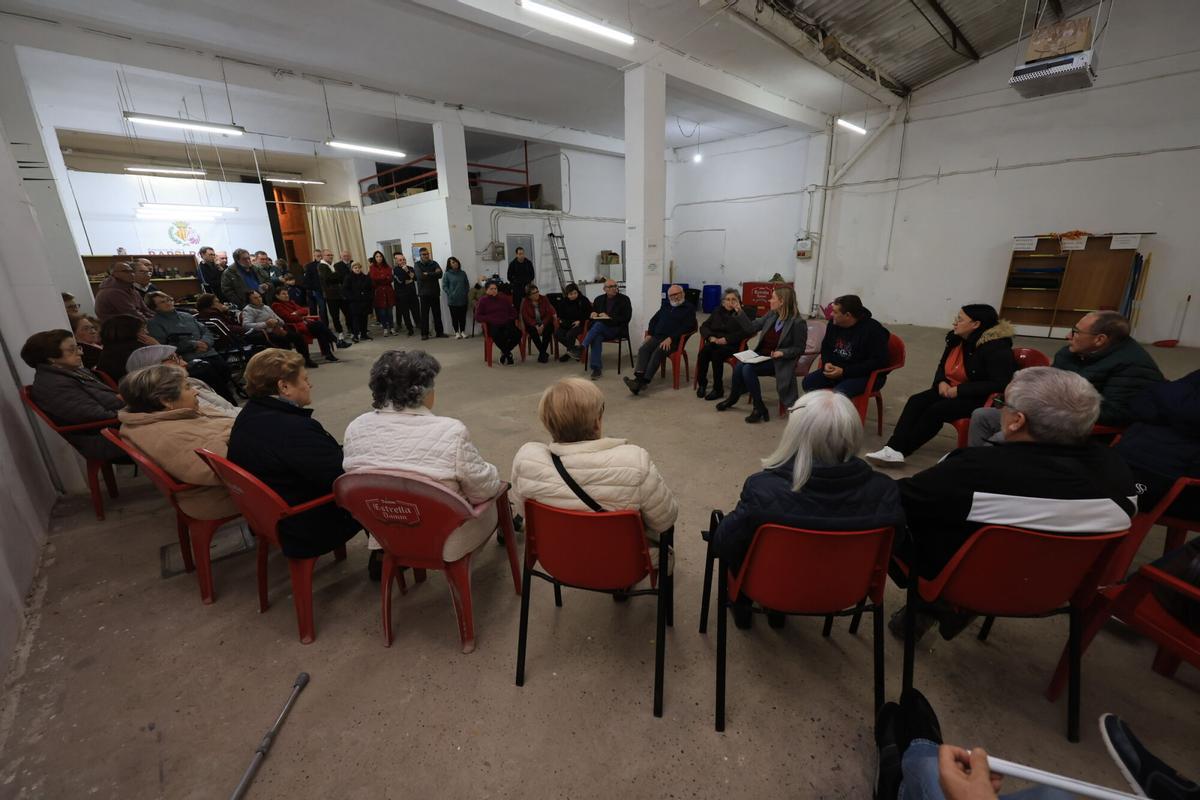 Reunión en la sede de la asociación de vecinos El Roser de Vila-real