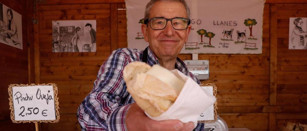 Manuel Collera, de Vidiago, ofrece un pincho de queso. | Mara Villamuza