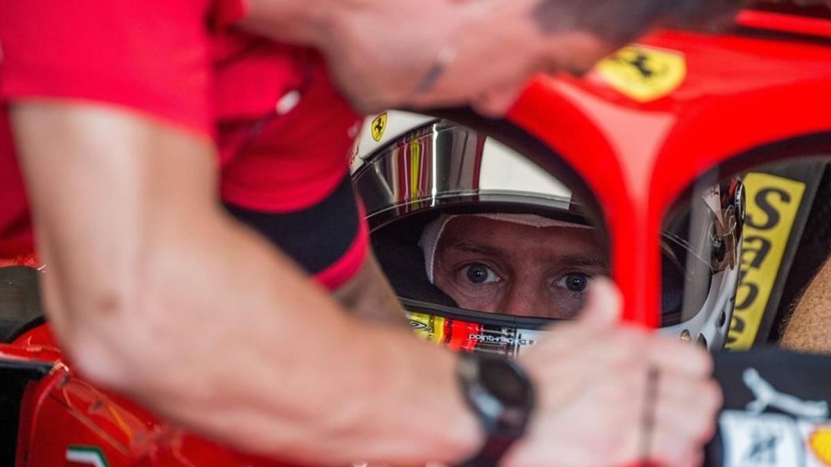 Sebastian Vettel, en el interior de su Ferrari, en el circuito de Hungaroring.