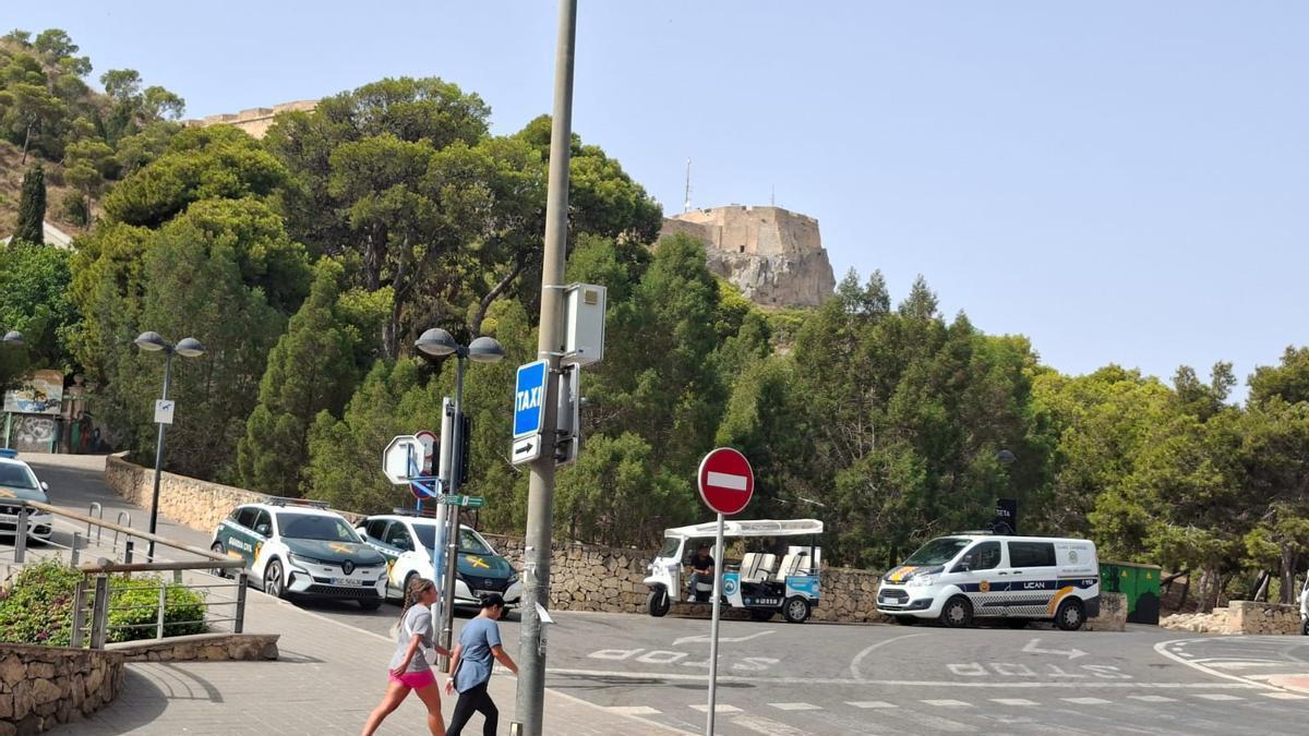 El PSOE de Alicante denuncia que los tuctucs siguen accediendo al castillo de Santa Bárbara pese a la prohibición municipal