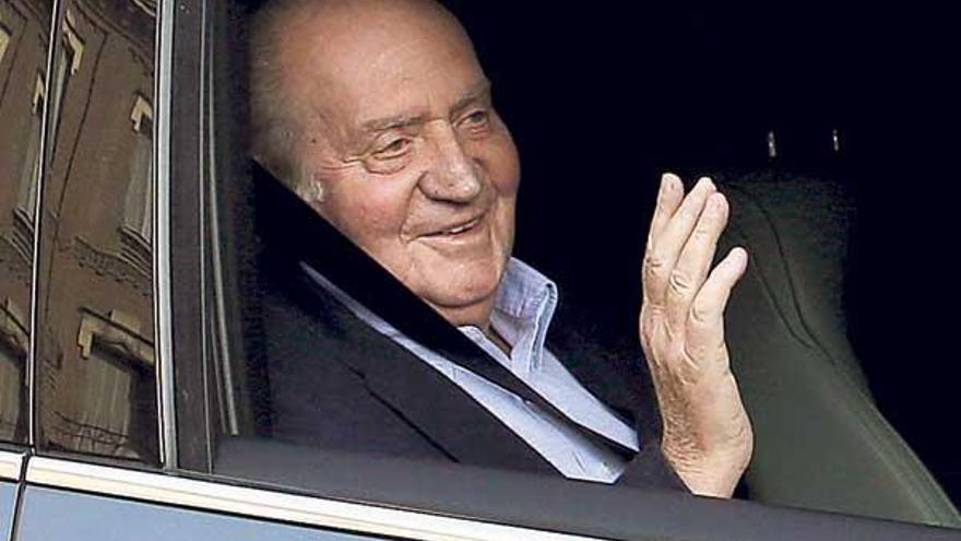 Don Juan Carlos saluda  a su llegada