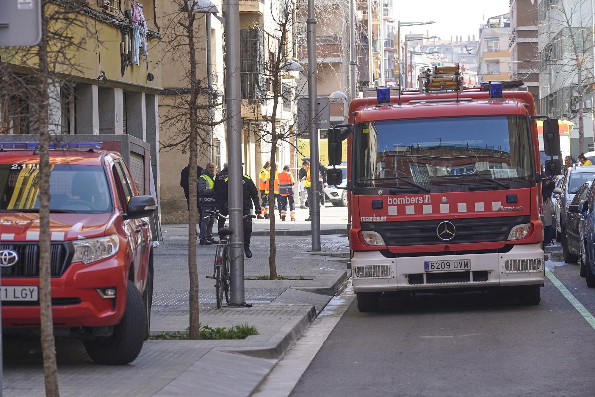 L'incendi en un bloc de pisos de Salt, en imatges