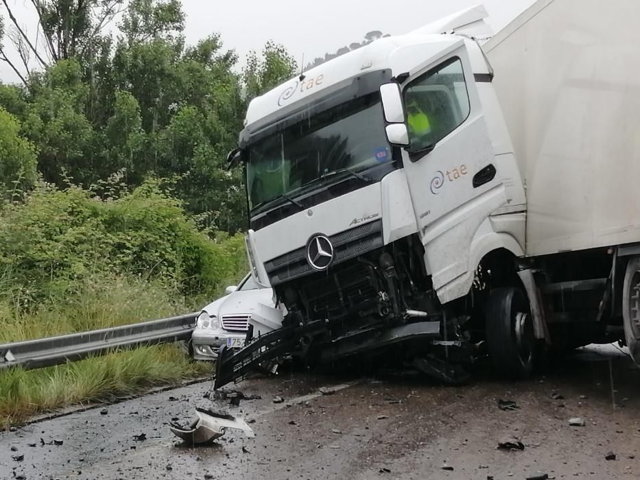 Un camió i un turisme s'accidenten a la C-55, a Manresa