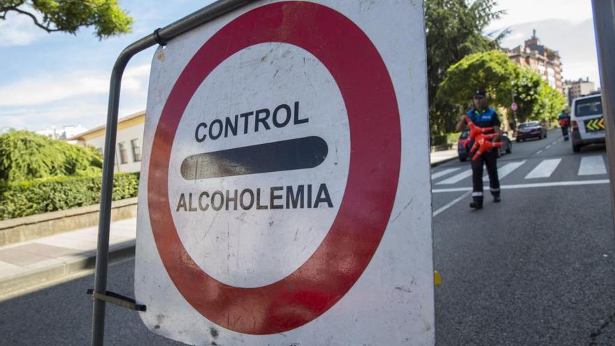 Un conductor de bus con turistas de Galicia,  cazado en Asturias al quintuplicar la tasa de alcohol
