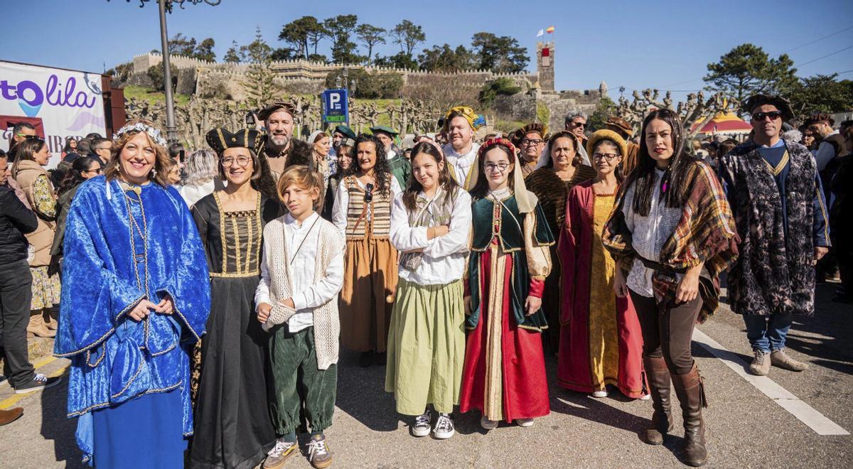 Un momento del último desfile de la Arribada, con las ediles Ana Iglesias y Sheila González a la izquierda. |