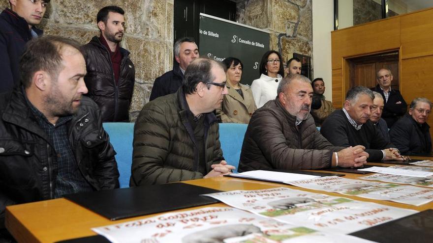 Membros da Asociación de Festas de Silleda, hostaleiros e representantes municipais, na presentación da cita gastronómica. // Bernabé/Javier Lalín