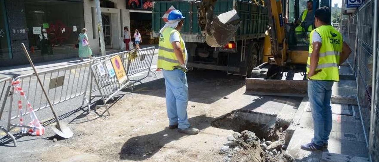 Obreros y maquinaria en la reforma de la calle Echegaray. // Rafa Vázquez