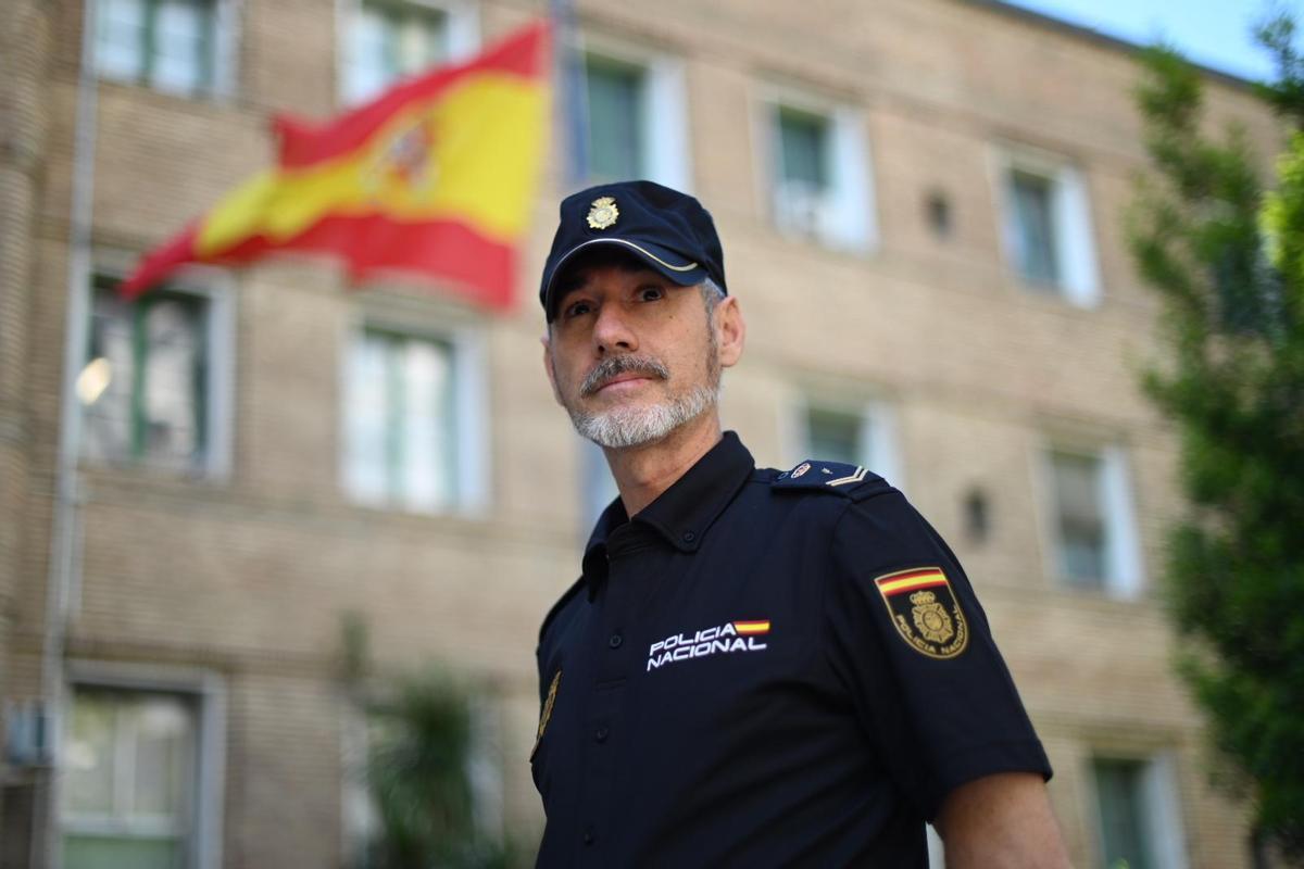 Sergio Ruiz, este viernes, a las puertas de la comisaría de Mayandía.