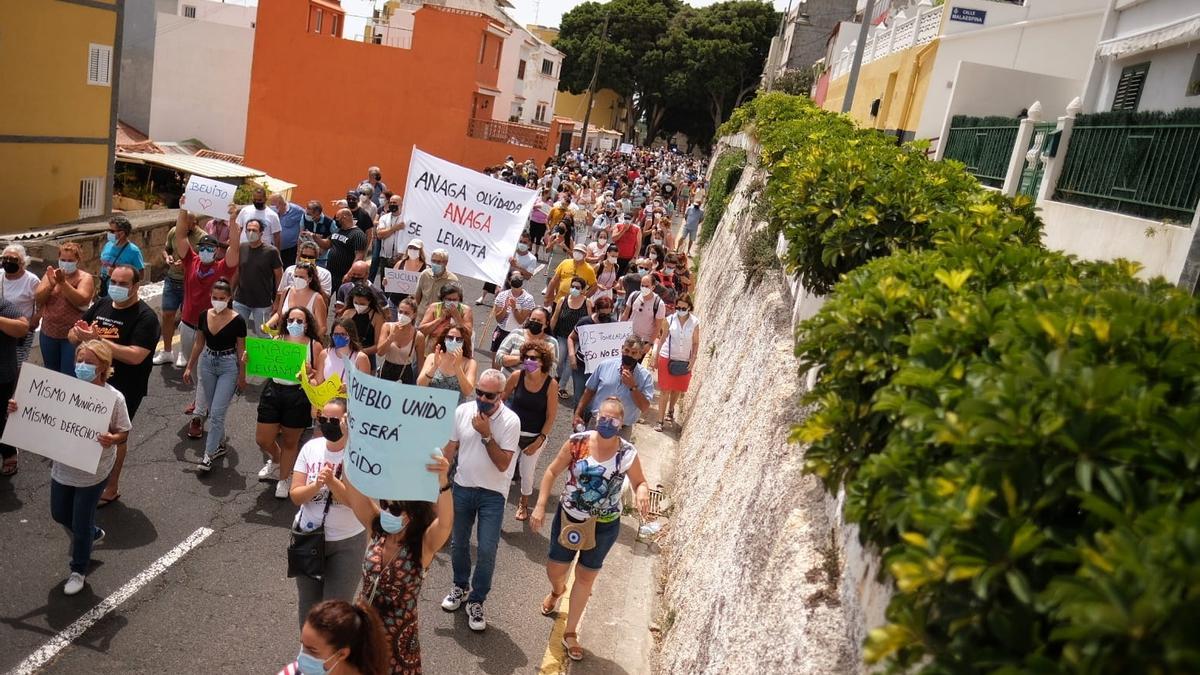 Participantes en la manifestación celebrada para reclamar un segundo puente de acceso a Anaga por Santa Cruz.
